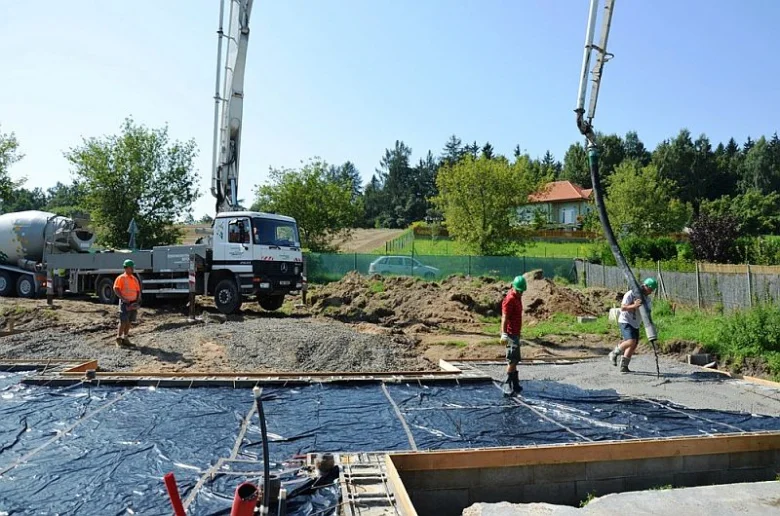 Práce na betonové desce s izolační fólií pro stabilitu.