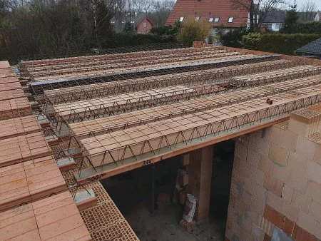 Ocelové nosníky na střeše budovy ve fázi stavby.