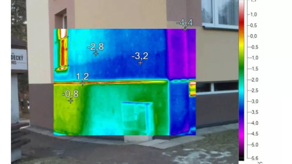 Termokamera ukazuje chladné oblasti na fasádě kvůli špatně omítnutému penoplexu.