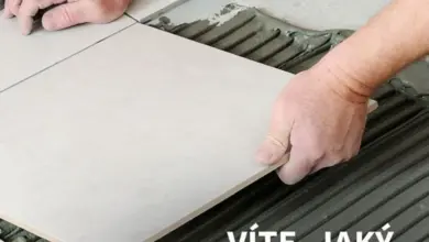 Montáž dlaždice flexibilním lepidlem na podlahu.