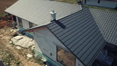 Střecha domu v stavbě s nově nainstalovanými šindelem.