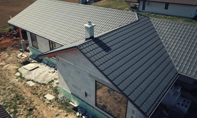 Střecha s valbovým štítem na domě ve fázi stavby.