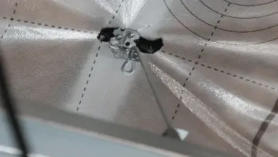 Konektor pro zavěšení stropního profilu s háčkem na fólii.