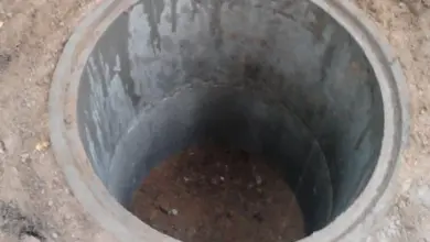 Nově nainstalovaný betonový kruh studně s viditelnou spárou mezi kroužky.
