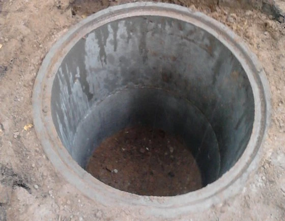Nově nainstalovaný betonový kruh studně s viditelnou spárou mezi kroužky.