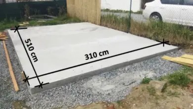 Nově nalitá železobetonová základna pro garáž s rozměry.