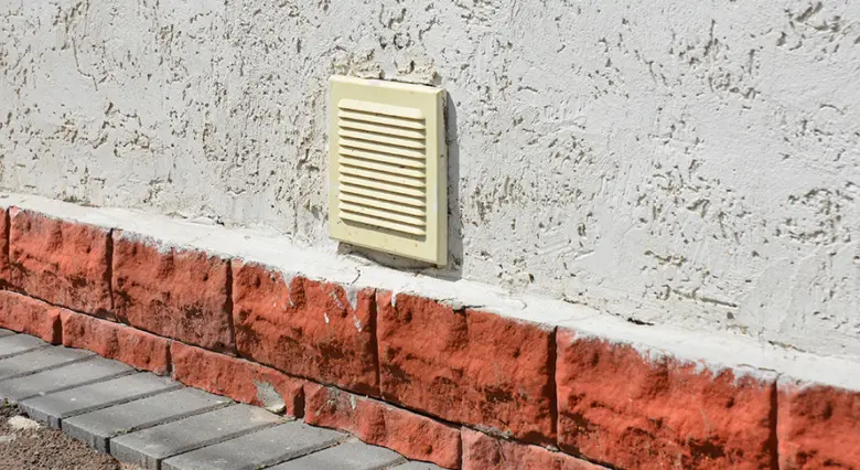 Žlutý větrací mřížka na zdi garáže