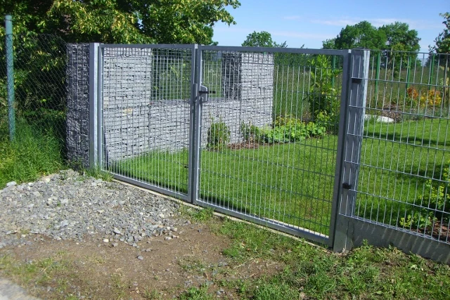 Vrata z pletiva v kamenné konstrukci typu gabiony.