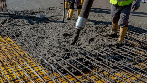 Práce s betonem při stavbě na ocelovém zdivu.