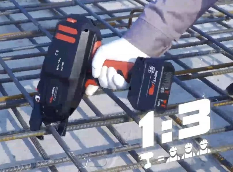 Pracovník váže výztuž pomocí elektrického svazovacího nástroje.