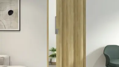 Moderní posuvná dřevěná dveře v interiérovém prostoru.