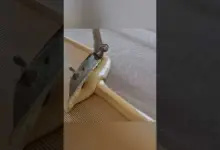 Příměr pro kontrolu rovnosti stěn položený na podlaze.