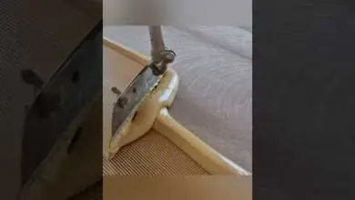 Příměr pro kontrolu rovnosti stěn položený na podlaze.