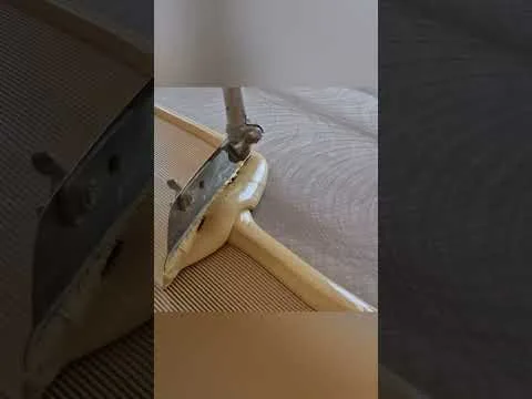 Příměr pro kontrolu rovnosti stěn položený na podlaze.
