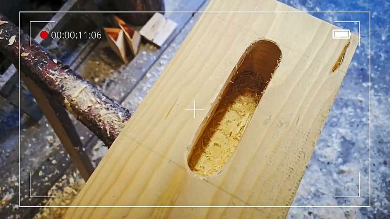 Dřevěná tráma s vyhloubeným úsekem pro zpevnění stropu.