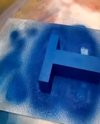 Modré písmeno H z pěnového polystyrénu po natření sprejem.