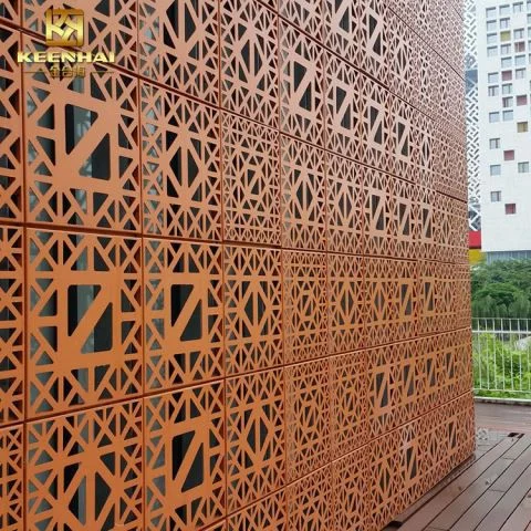 Moderní fasáda s geometrickým vzorem na kovových panelích.