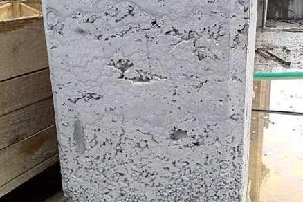 Poškozený povrch betonu po předčasném odstranění bednění.