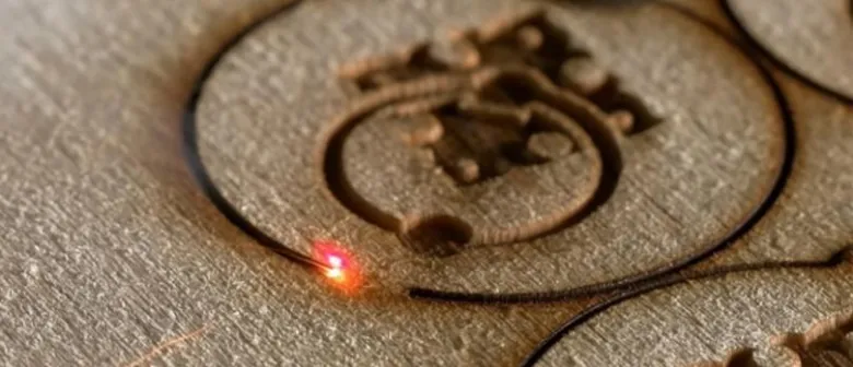 Laser gravíruje vzor do dřevotřísky ukazuje použití materiálu.