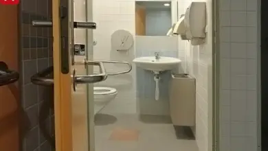 Dostupná koupelna s WC pro invalidy v interiéru.