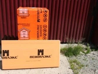 Dva oranžové krabice s izolačním materiálem Penoplex venku.
