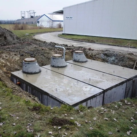 Konstrukce betonové nádrže na požární vodu s třemi přístupovými poklopy.