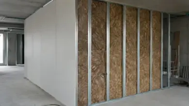 Instalace sadrokartonu s viditelným rámem a dřevovláknitými deskami.