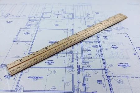 Pravítko na architektonickém plánu s rozměry místností.