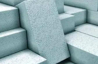 Skládka světle modrých plynosilikátových stavebních bloků.