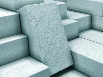 Skládka světle modrých plynosilikátových stavebních bloků.