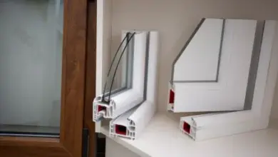 Průřez plastovými okenními profily ukazuje jejich vnitřní strukturu.
