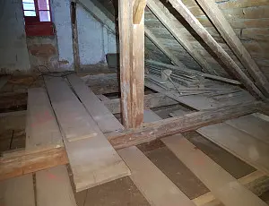 Dřevěné trámy v podkroví před instalací stropu.