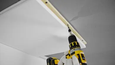 Montáž kazetového stropu pomocí vrtáku při instalaci.
