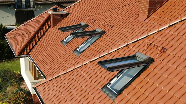 Valbová střecha s otevřenými okny do střešního prostoru.
