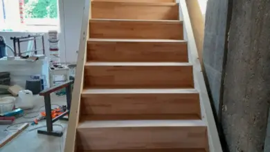 Dřevěné schodiště do sklepa v průběhu stavby