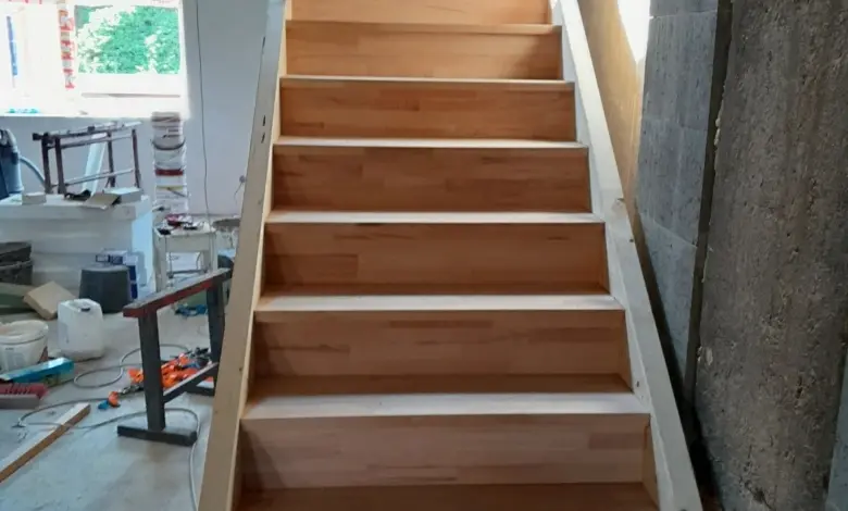 Dřevěné schodiště do sklepa v průběhu stavby