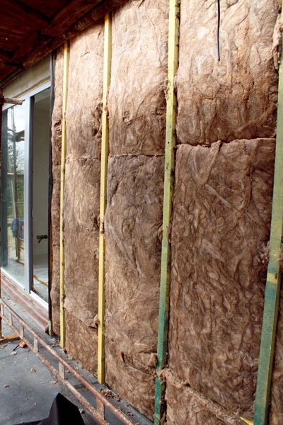 Hnědá kamenná vlna jako tepelně izolační materiál mezi stavebními prvky.
