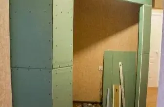 Vestavěná skříň ze sádrokartonu v procesu stavby.