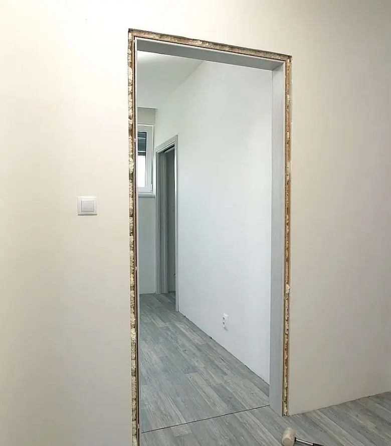 Montáž rámu dveří do pokoje s přípraveným otvorem