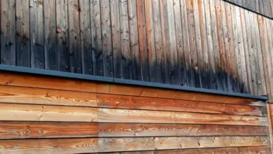 Dřevěná zeď s horizontálními i vertikálními prkny.