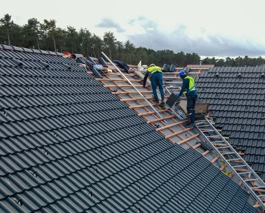 Práce na sedlové střechě s instalací krokví pro správný výběr.