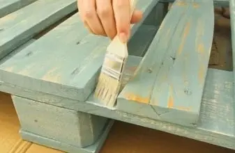 Ruční malování dřevěného paletového převlékárny na venkov.