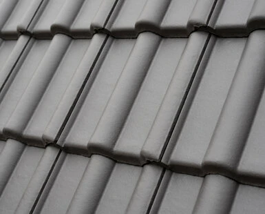 Detailní záběr na šedé valbové střechové panely.