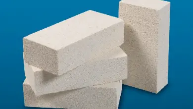 Skládka světlých žáruvzdorných cihel pro použití v pecích.