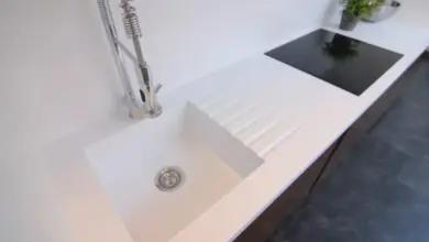 Bílá kuchyňská deska s umyvadlem a varnou deskou