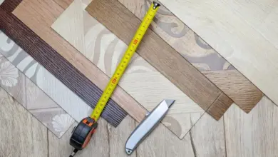 Výběr podlahových materiálů s měřicí páskou pro přípravu základny.
