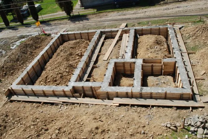Základová deska s bedněním před odlitím betonu.