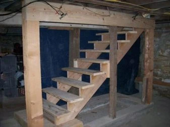 Nezhotovené dřevěné schodiště do sklepa ve fázi stavby.