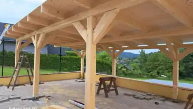 Stavba dřevěného altánu vlastníma rukama s viditelnými trámy
