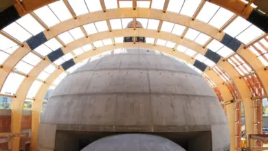 Velká betonová kupole ve stavebním procesu s dřevěným rámem.
